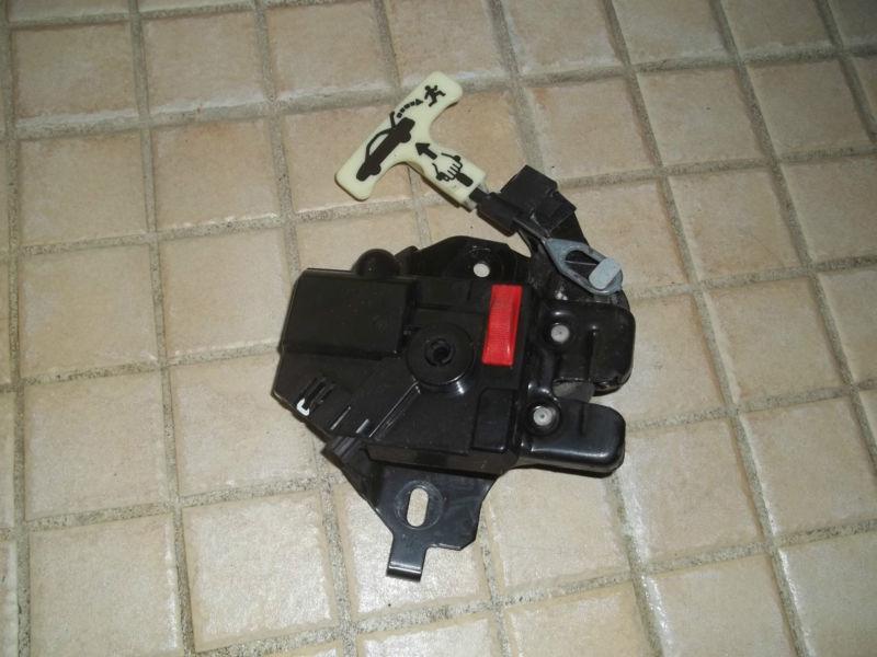 1999-2005 pontiac grand am trunk latch assembly with lock out latch