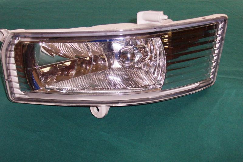 Toyota camry 05-06  left / driver's side driving fog light lamp assembly w/ bulb