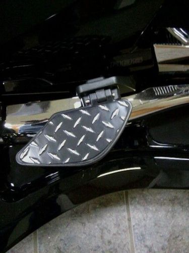 Custom diamond plate &amp; powdercoat passenger floorboard covers for victory 10-16