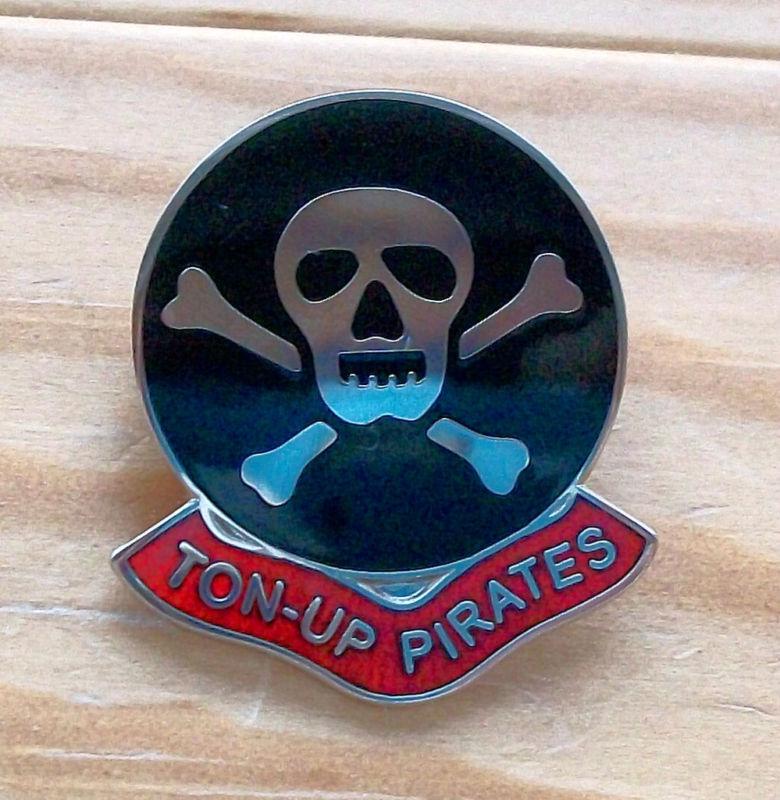 Ton - up pirates pin / badge biker rocker cafe racer motorcycle 59