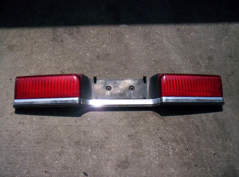 90 91 92 93 lincoln continental trunk lid tail light   center trunk tail light