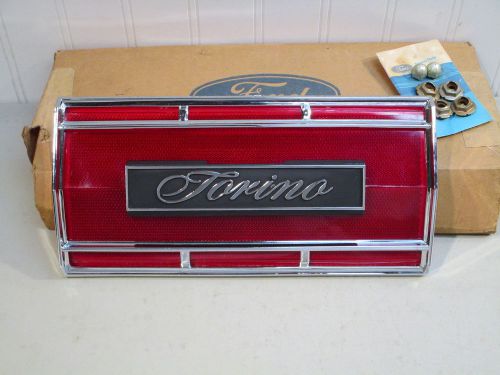 Nos 1974-1976 ford torino elite fuel door cover/reflector assembly