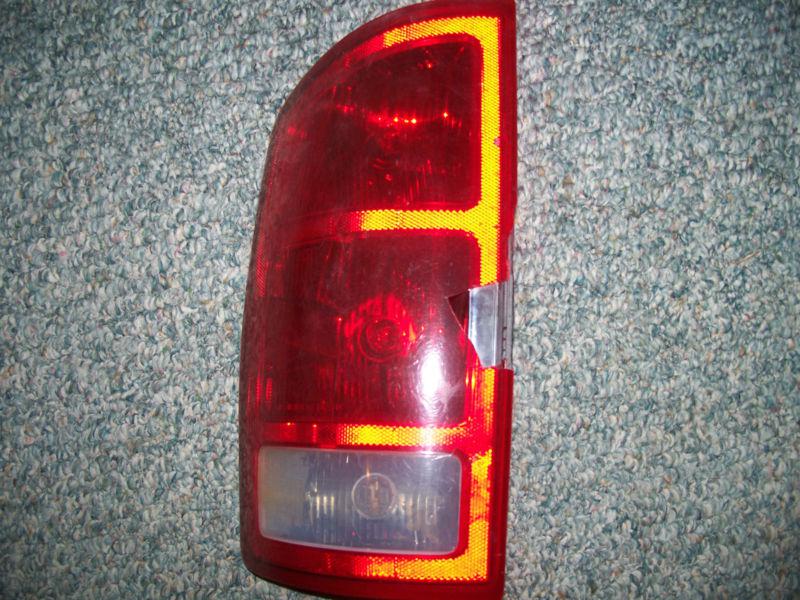 Dodge l lh tail light oem with bulbs and bar cracked for parts ram 1500