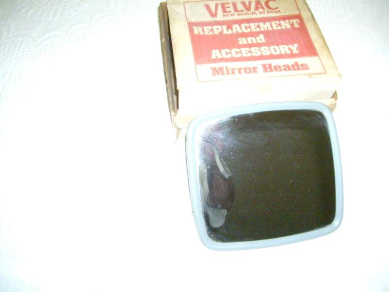 Replacement side mirror head (1) for trucks or vans