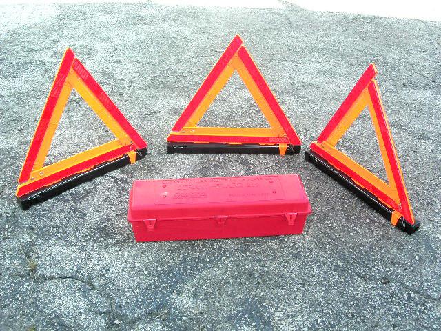 Flare strato 219,emrgency 3 flare triangle kit,w/ box,excellent cond.nice