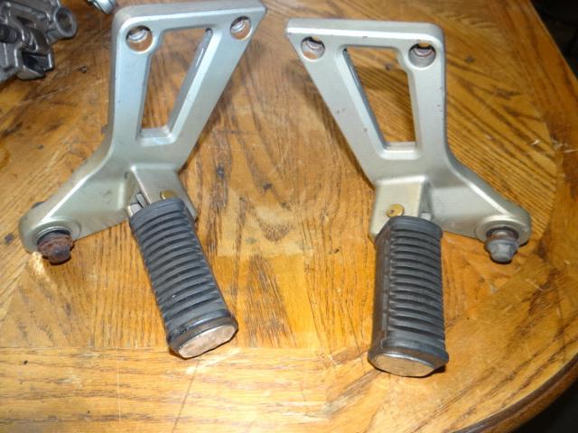 91_suzuki gsx1100f_gsx 1100 katana_88-93_passenger foot pegs+brackets set