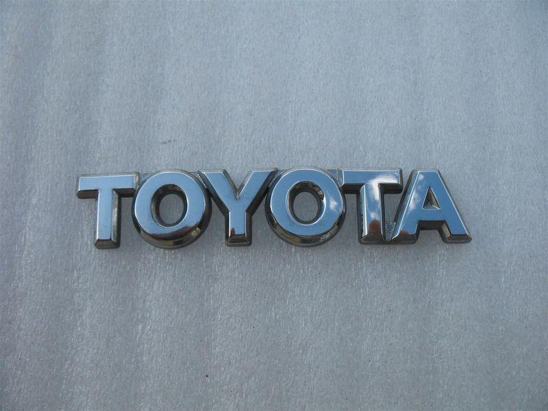 2000 toyota echo rear trunk emblem chrome logo 00 01 02 used oem