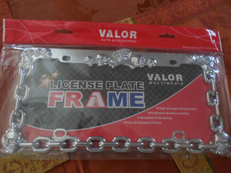 Cool skull and crossbones license plate frame with free gift