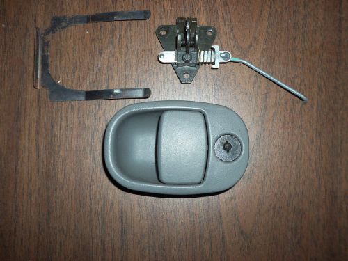 02-05 chevy trailblazer gmc envoy glove box with key handle latch medium gray