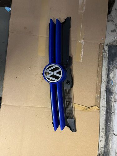 Volkswagen vw golf mk4 1997-04 front radiator grill badge emblem in jazz blue