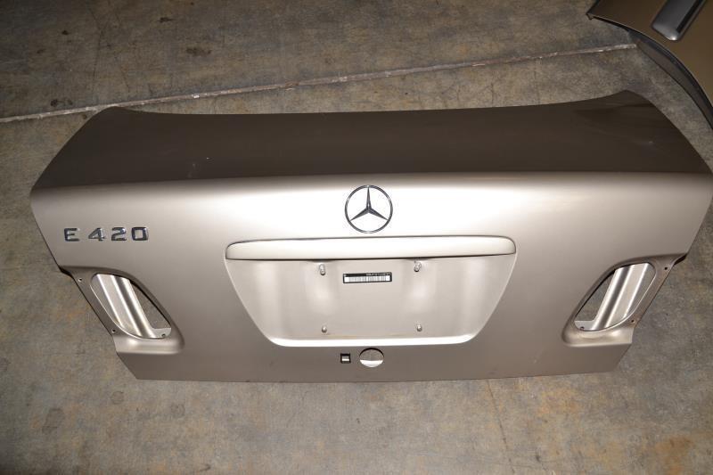 Oem mercedes w210 e320 e420 1997 only trunk deck boot lid gold