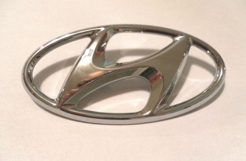 Hyundai santa fe trunk liftgate emblem