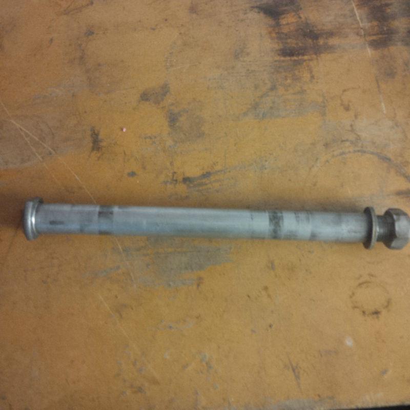 Yamaha yz 250 oem rear axel 2006