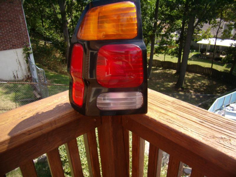 2000 01 02 03 04 montero sport complete left side factory tail light used 