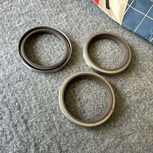 Lot of 3 new oem omc johnson evinrude oil seals 321895