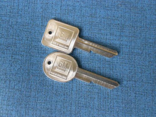 2  gm logo nos &#034;c&#034; ignition &#034;d&#034; door trunk key blanks 320652 - 320653