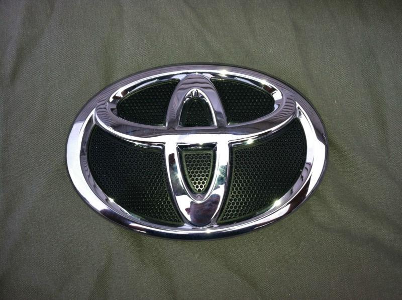 2010-11 toyota camry oem front grille emblem