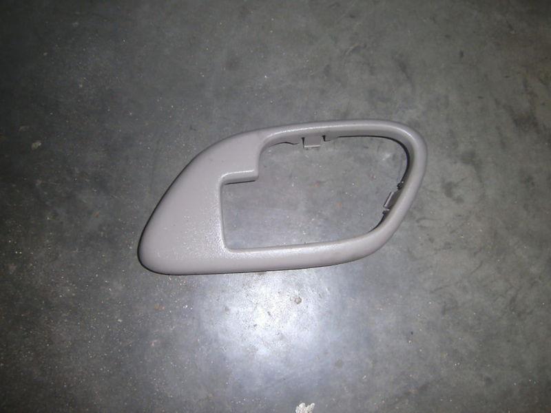 Tan rh int. door handle bezel - 95-98 chevy/gmc truck suburban tahoe yukon