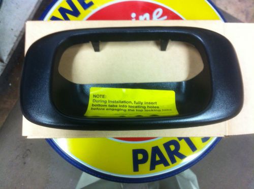 Chevrolet gmc truck tailgate handle bezel part # 15228539 new look 1999-2006