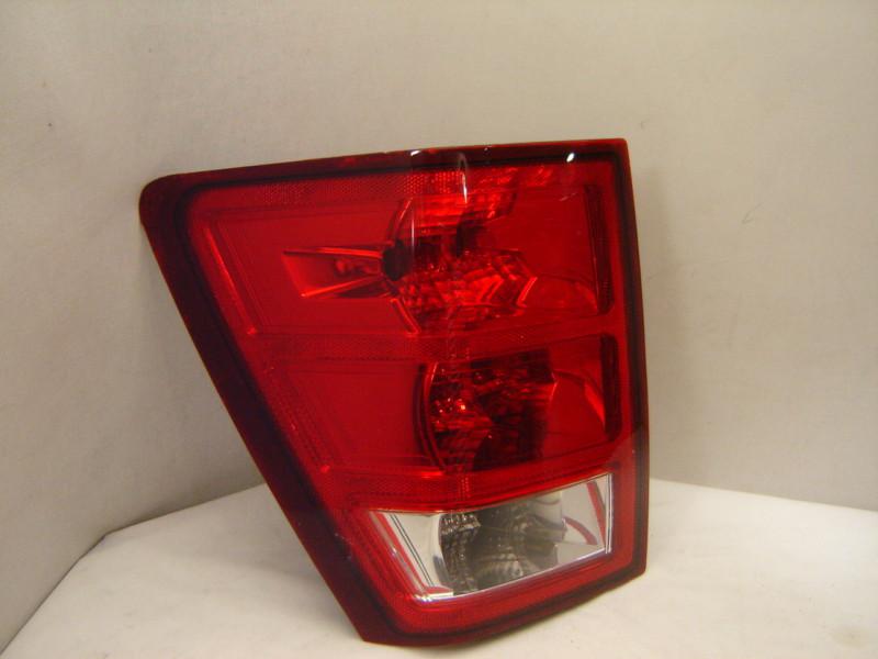 Jeep grand cherokee left tail light 05 06 07 oem 