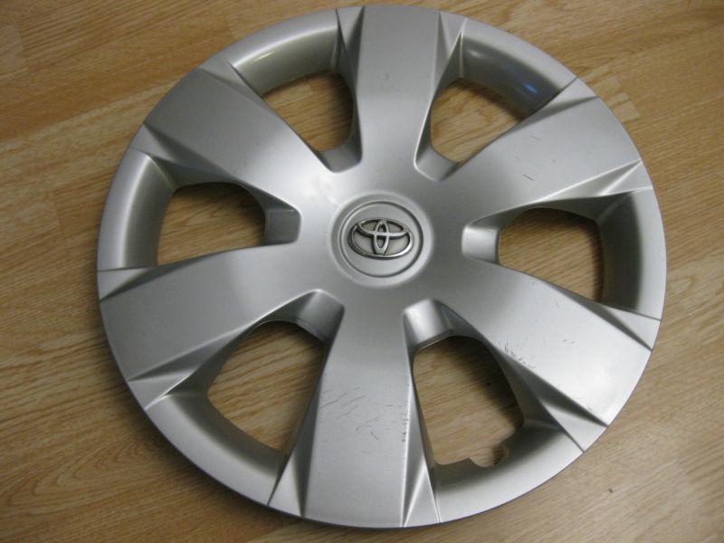 Toyota camry hubcap 2007  2008  2009  factory original - some scratches oem