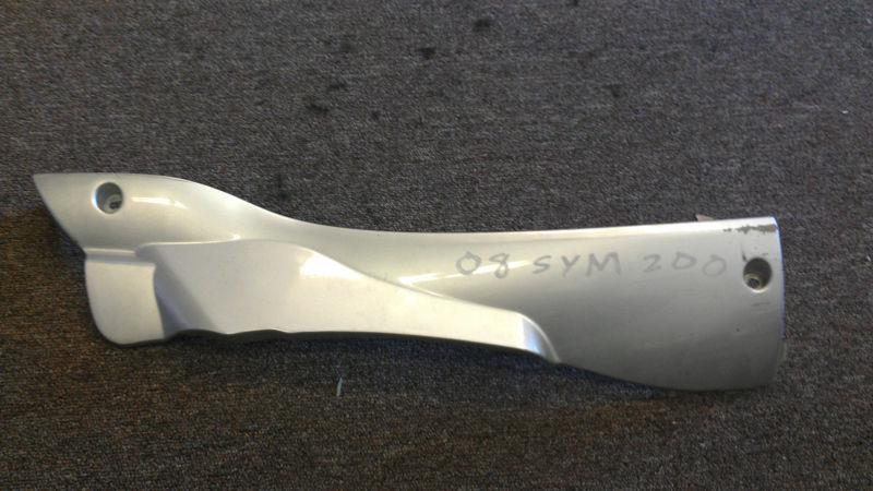 Used factory oem right side cover assembly titanium sym hd200 2008