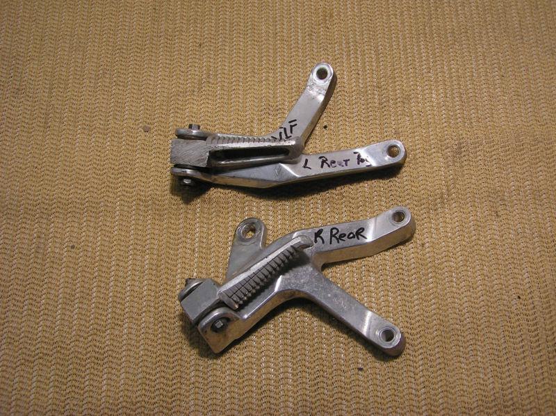 98 - 07 yamaha yzf 600 thundercat rear passenger foot pegs & brackets l & r 