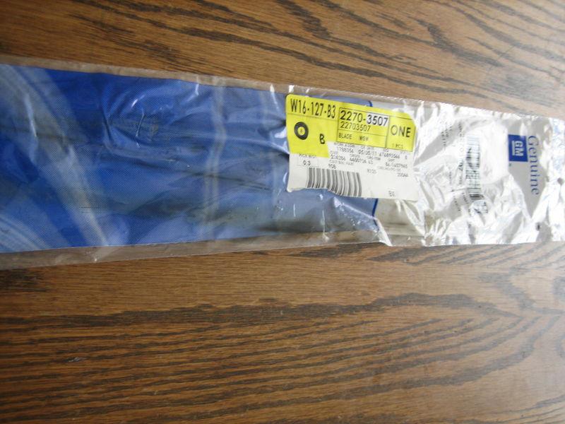 New gm oem windshield blade  right pass side  equinox torrent vue