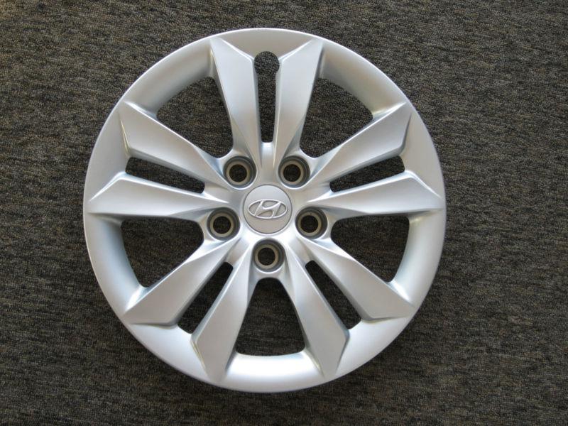 Factory hyundai hubcap, fits on sonada years 2011 - 2012 car.