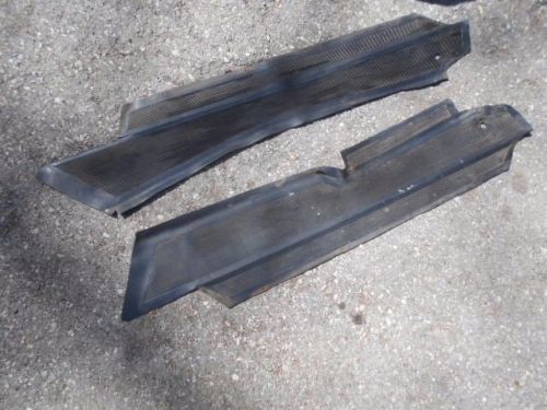 Alfa romeo 1970-1974 spider used original pair of rubber sill mats / covers