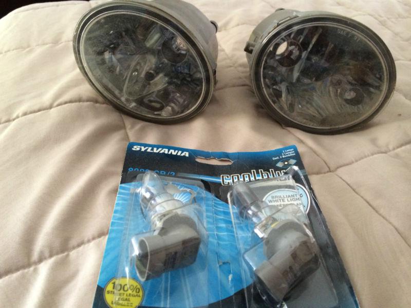 Factory oem fog lights 00-06 tundra with bulbs. like new! clean