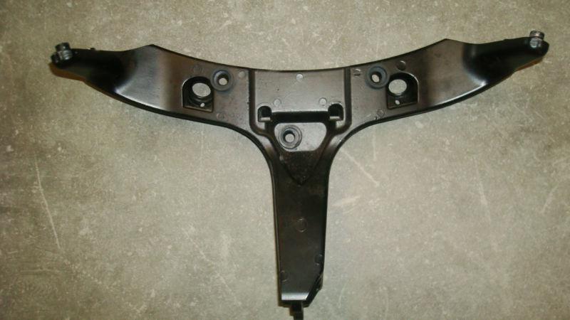 04 05 cbr 600rr upper fairing bracket stay