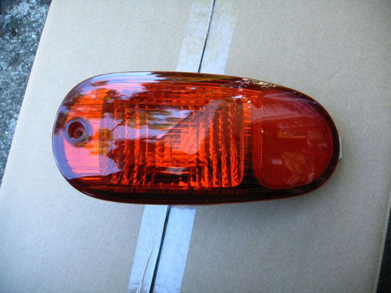 Hyundai santa fe 01-04 right rear bumper reflector