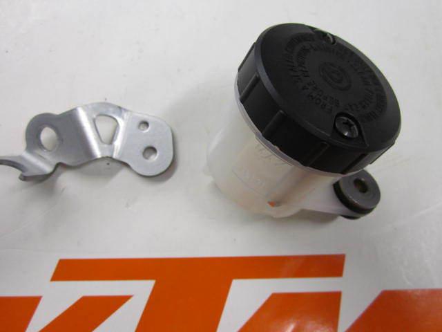 T82 triumph speed triple oem new takeoff front brake reservoir cup