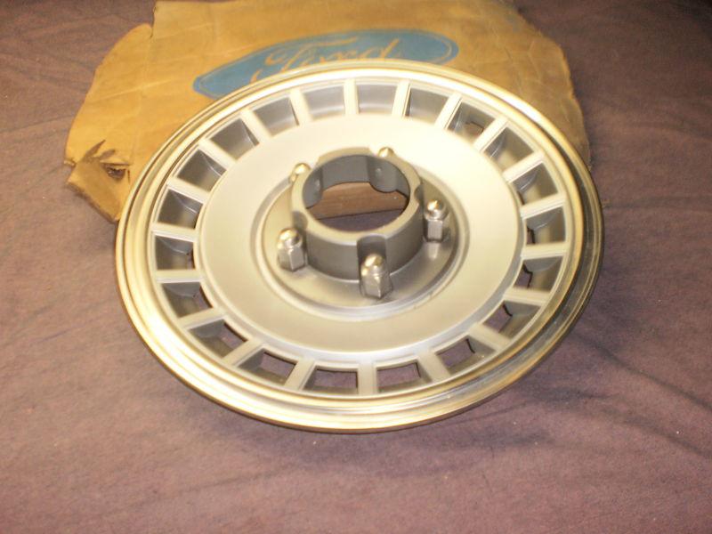 Ford 80,89 truck, pick up 4wd front wheel cover orig. ford nos