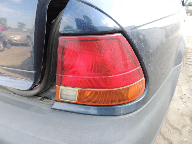 97 98 99 saturn s series sedan r. tail light sdn quarter panel mounted 428161