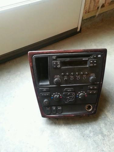 05 volvo s60 radio/cd player with a/c unit