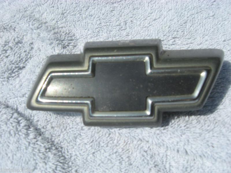 Bowtie front bumper emblem from 1997 monte carlo 