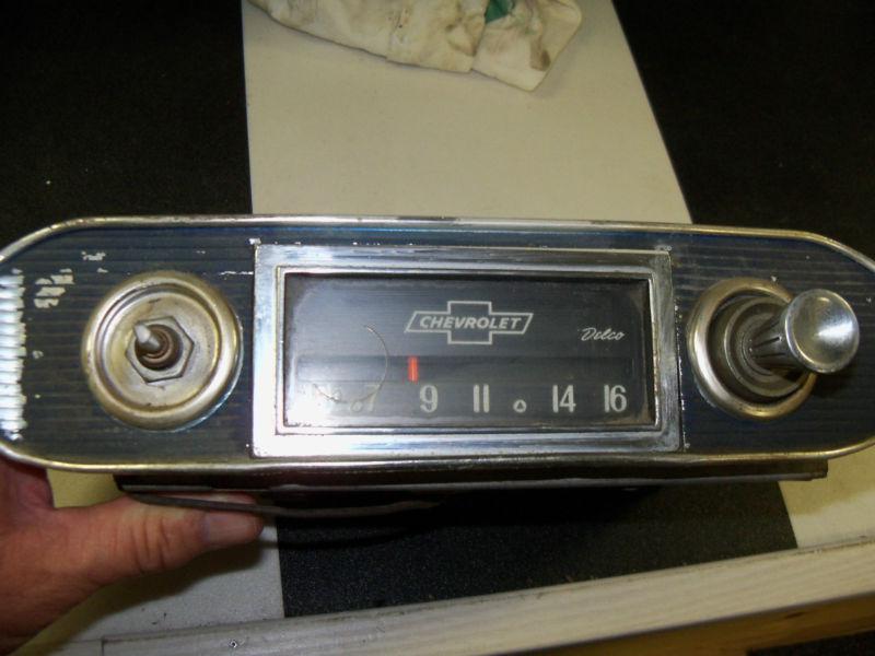 Working original 1964 chevy corvair am radio gm delco serviced 985831 with bezel
