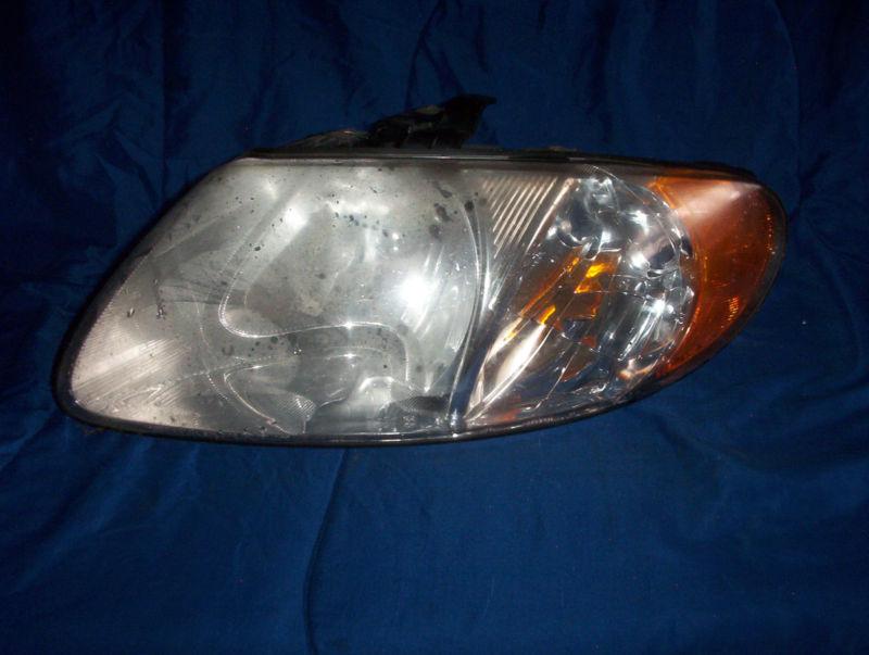 Left headlamp assembly dodge caravan 2005