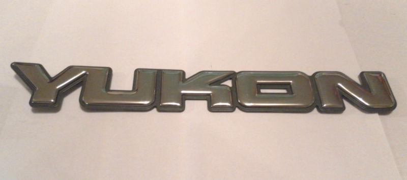 2006 gmc yukon door emblem part# 15736210