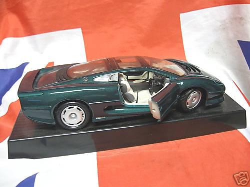 Jaguar xj220 - maisto 1:18 scale - display model