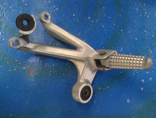 Used oem suzuki gsx-r 600 (97-00) 750 (96-99) right passenger foot peg & bracket