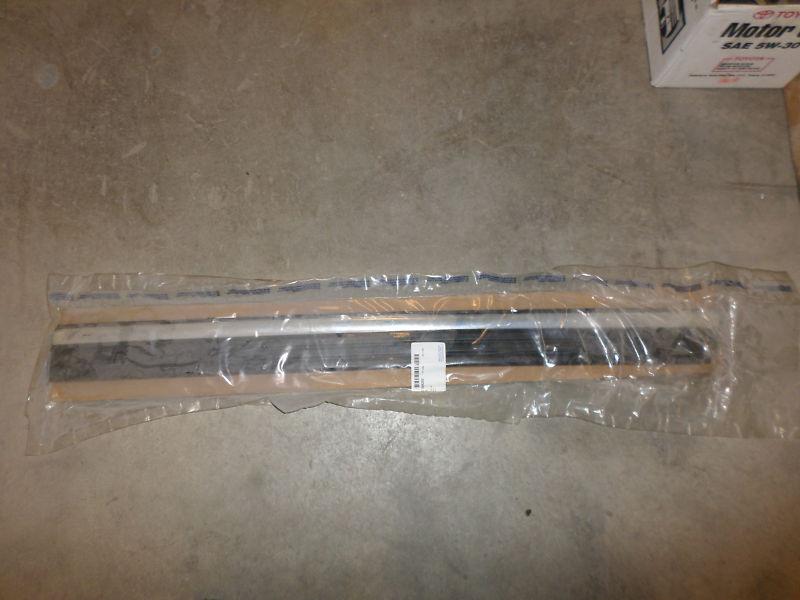 Chevrolet gm oem 15045280 front door-body side molding