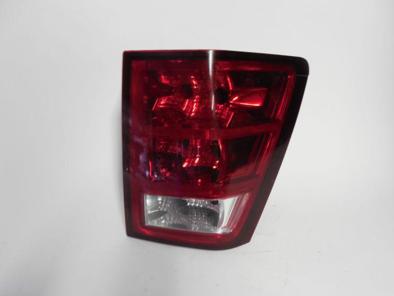 05 06 jeep grand cherokee oem right tail light nice!