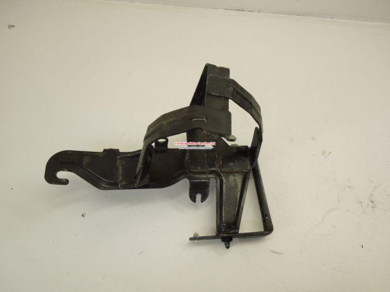 Audi a2 power steering pump motor bracket  8z0423845e