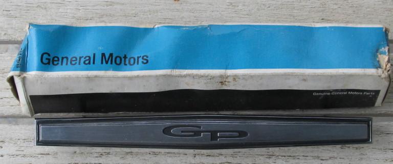 Nos 1967 pontiac grand prix gp fender emblem ornament gm pn 9785326