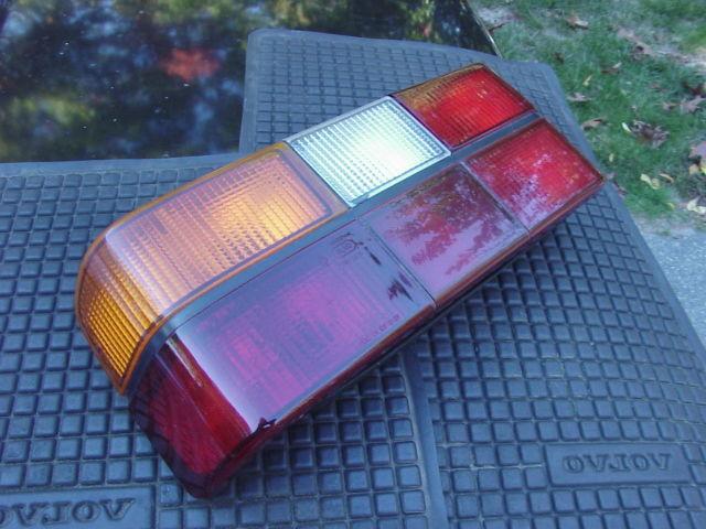 Volvo 240 sedan tail lamp oem 1372449 left side black bar very nice lamp-look!