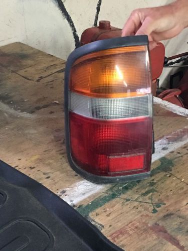 1997 nissan pathfinder taillight