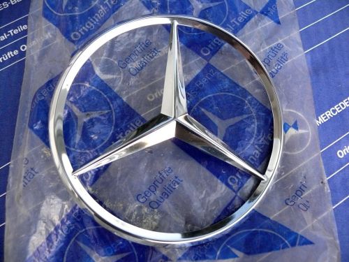 Genuine mercedes trunk lid emblem / badge 1267580058 for w126 nos! flawless!